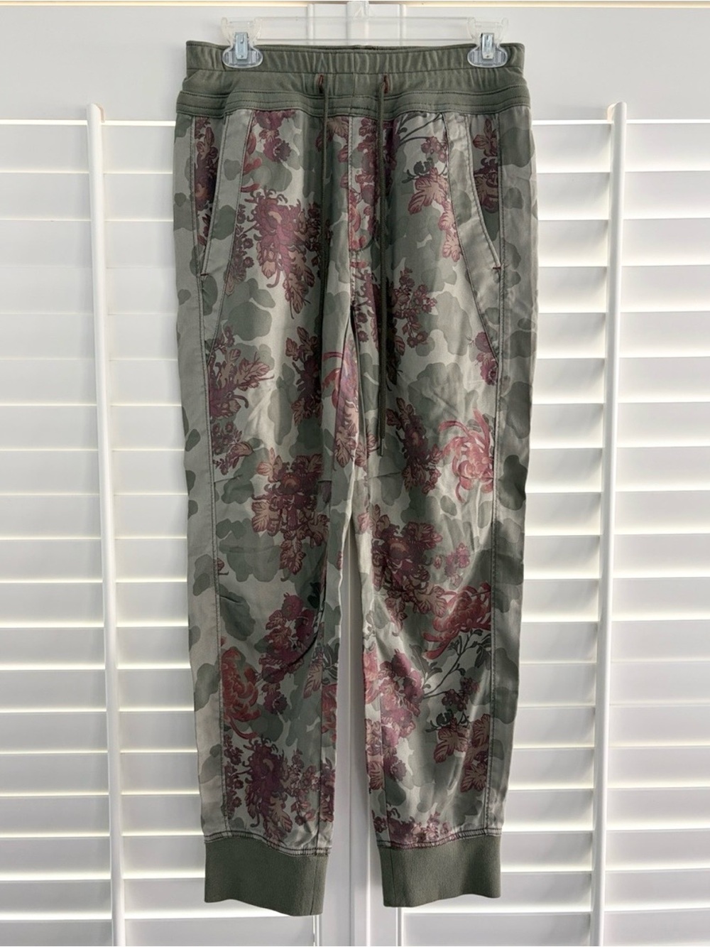 Anthropologie Nomad Camo Floral Rose Jogger - Picture 6 of 16